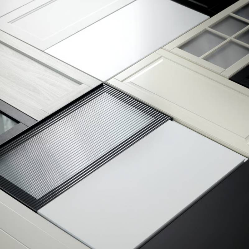 Kitchen doors organized and fitted next to each other in a diagonal arrangement