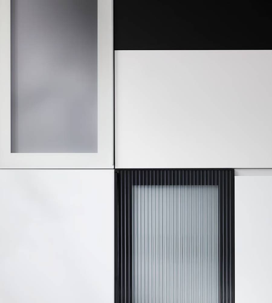 Kitchen doors organized and placed side by side in a perpendicular arrangement.