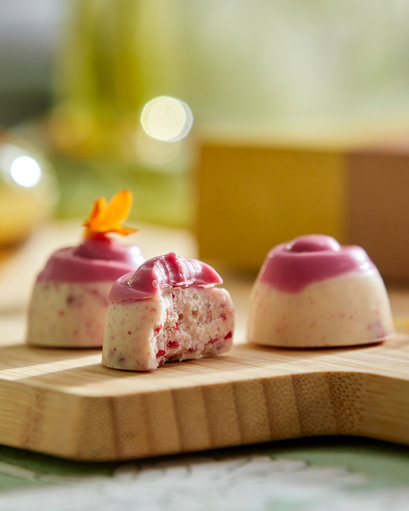 Un primer plano de algunos bombones VÅRKÄNSLA con sabor a cheesecake de frambuesa.