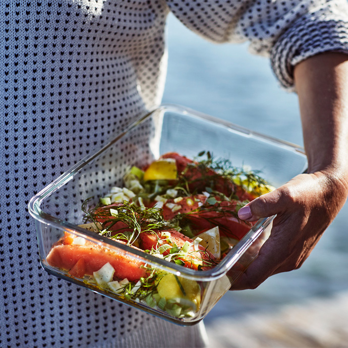 Una familia celebra Halloween alrededor de una mesa de comedor, que está llena de comida y decoraciones festivas de la temporada.