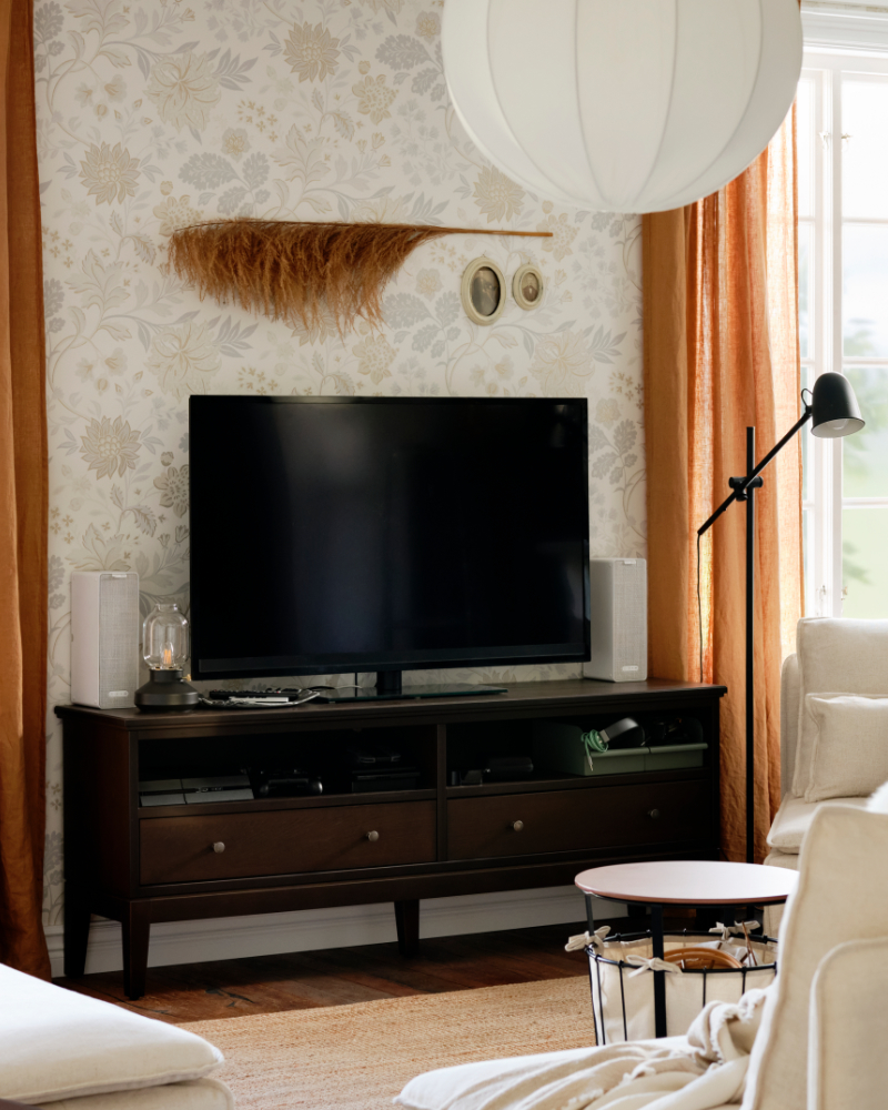 Sala con el banco de TV IDANÄS en madera oscura como pieza destacada del espacio.