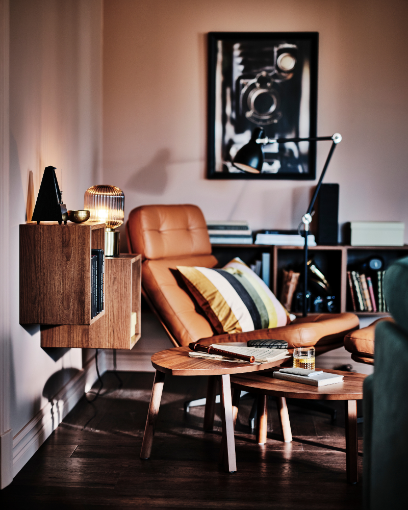 Rincón acogedor destacando el sillón HÅVBERG en un ambiente moderno y cálido.