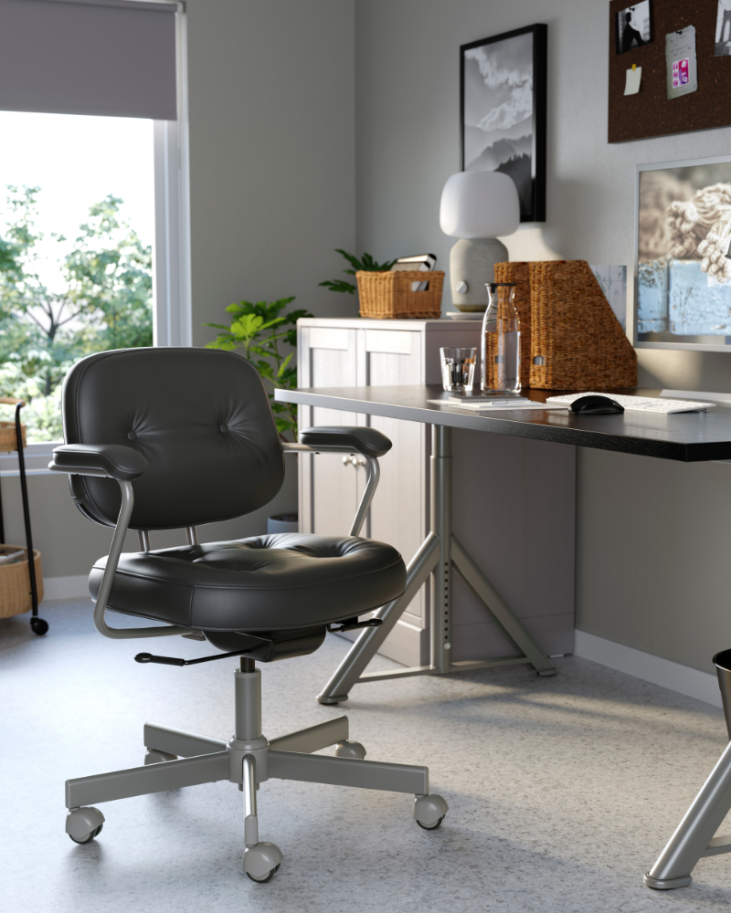 Oficina en casa con la silla de trabajo ALEFJÄLL como pieza destacada del espacio.