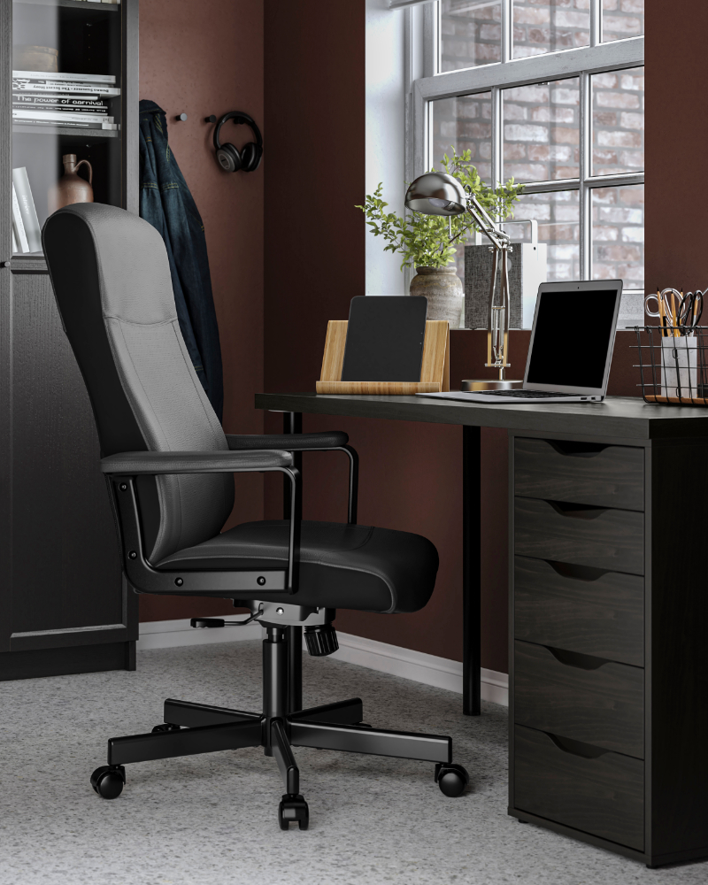 Zona de trabajo con la silla giratoria MILLBERGET junto a un escritorio moderno.