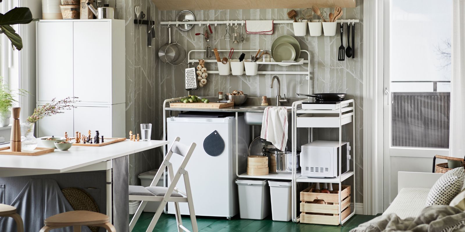 Small kitchen with SUNNERSTA shelves/hooks, HÅLLBAR bin, EKET cabinet, TILLREDA microwave and IDEALISK, IKEA 365+, MÄRKBART, RÖRT utensils.
