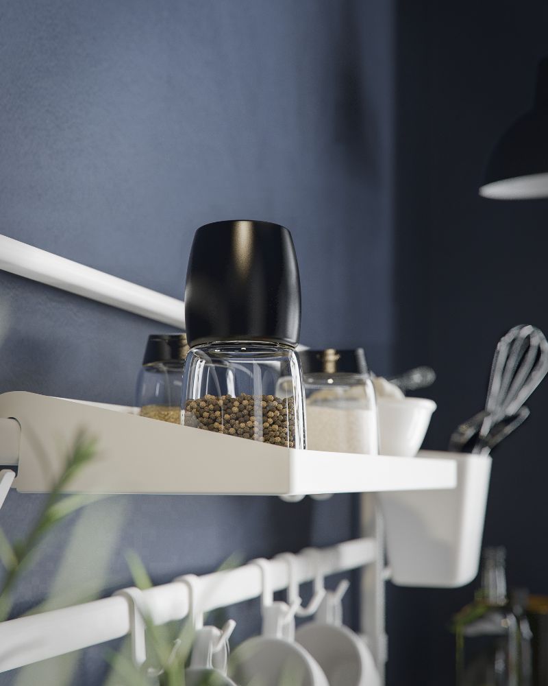 Kitchen detail with IKEA 365+ IHÄRDIG grinder, SUNNERSTA shelf and container, FÄRGRIK mug and VARDAGEN whisk.