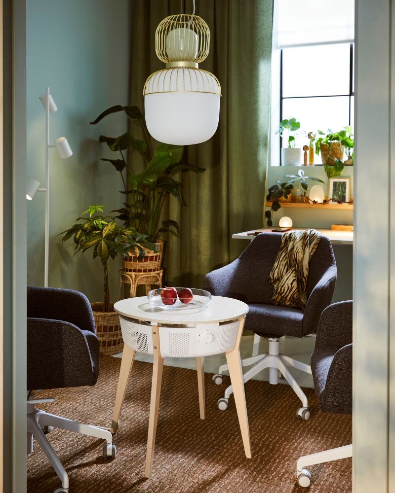 Zona de comida pequeña con TOSSBERG/LÅNGFJÄLL silla, NYMÅNE lámpara, DYTÅG cortinas y macetas KLYNNON y SOJABÖNA.