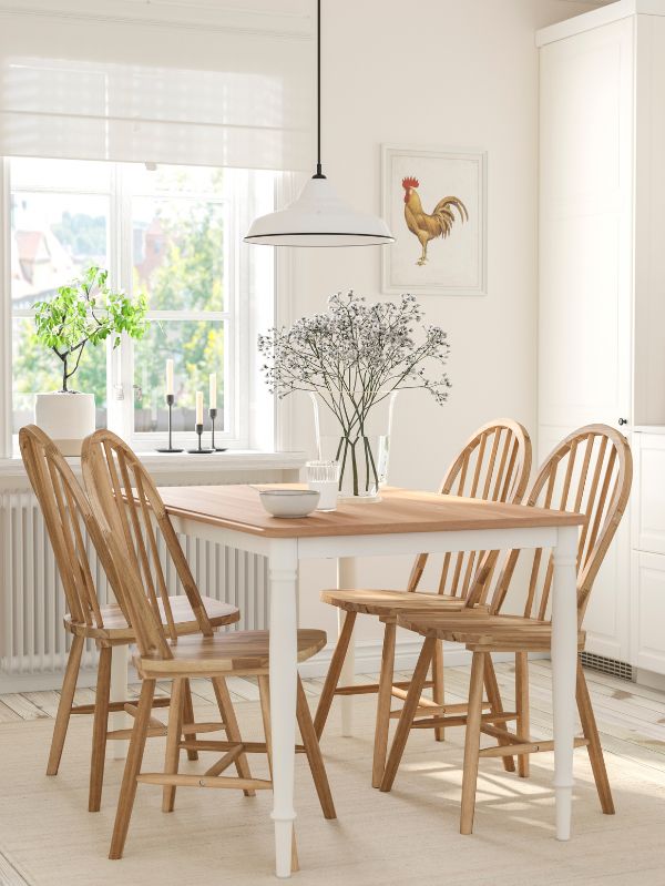 Comedor luminoso con mesa DANDERYD/SKOGSTA, alfombra MORUM, florero POMP, candelero FULLTALIG, tazón GLADELIG y vaso VARDAGEN.