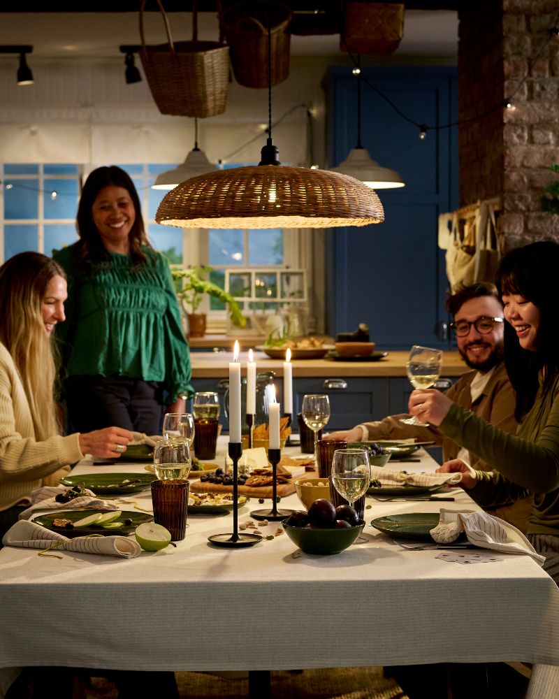 Mesa cálida con NARRKOLV lámpara, PELARKAKTUS platos, FULLTALIG candelero, VARDAGEN vasos y SVALKA copas.