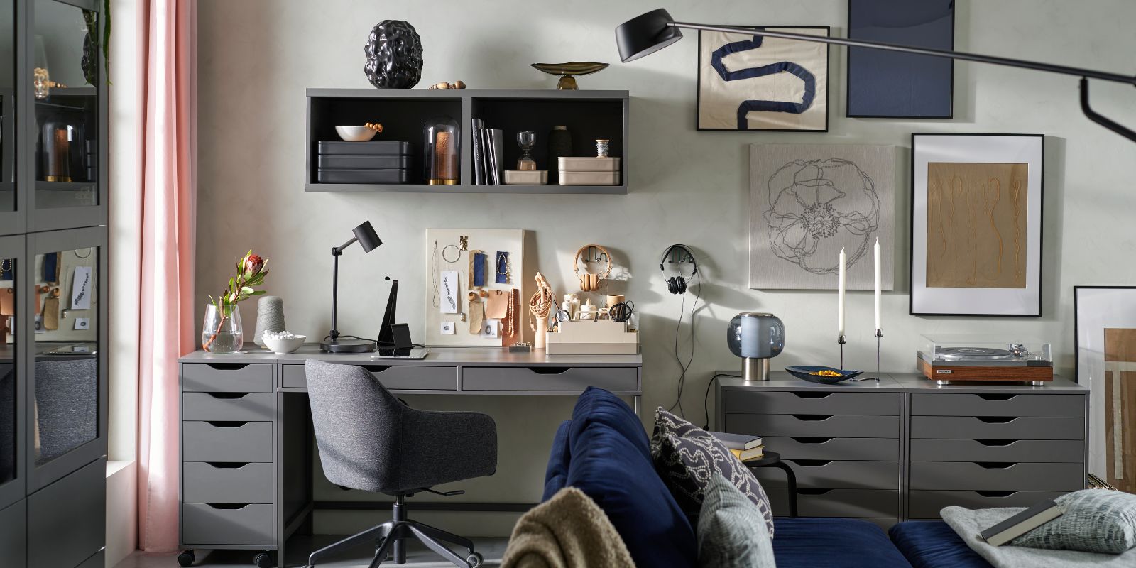 Oficina en casa con escritorio, silla cómoda y espacio de almacenaje