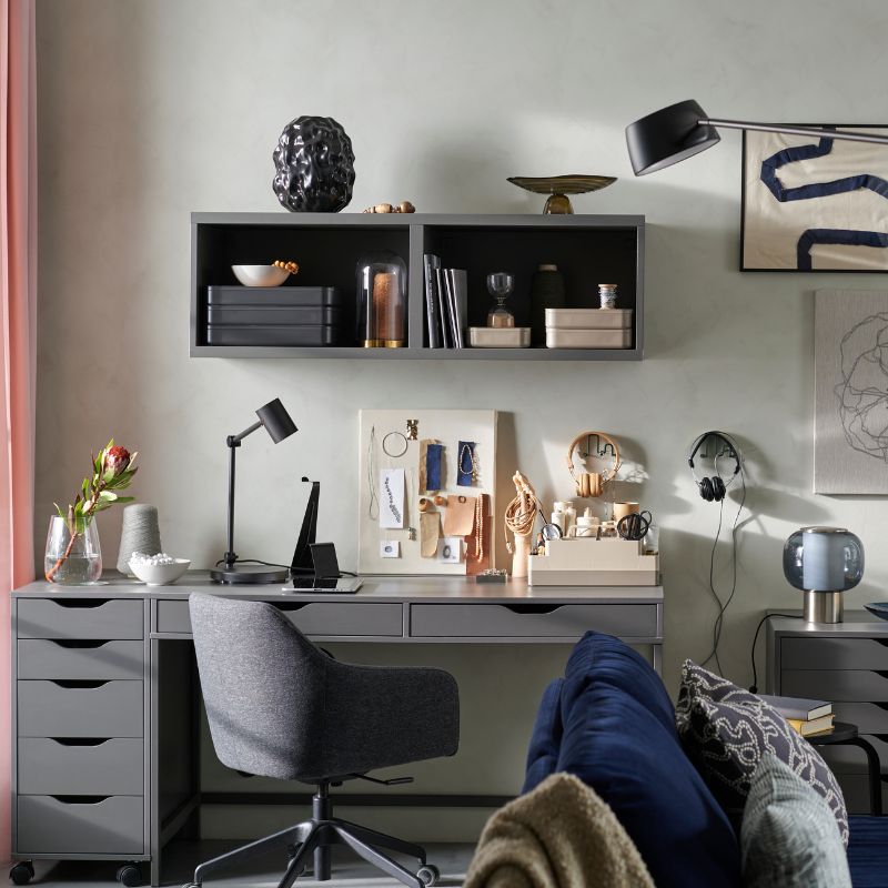 Oficina en casa con escritorio, silla cómoda y espacio de almacenaje