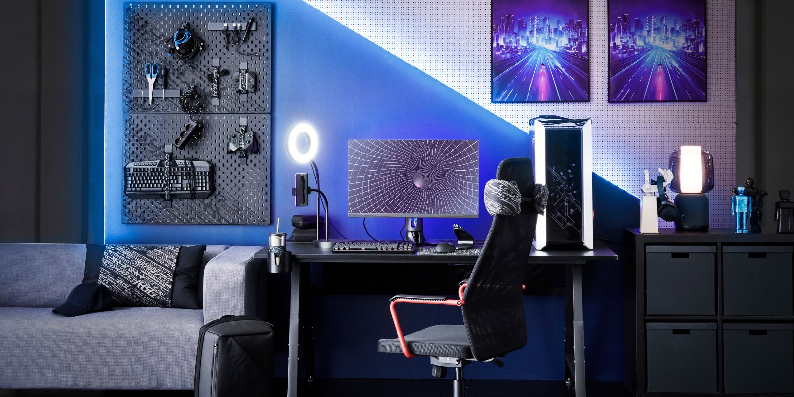Sala gaming: escritorioUPPSPEL, luces azules, MATCHSPEL Silla gaming,, monitores.