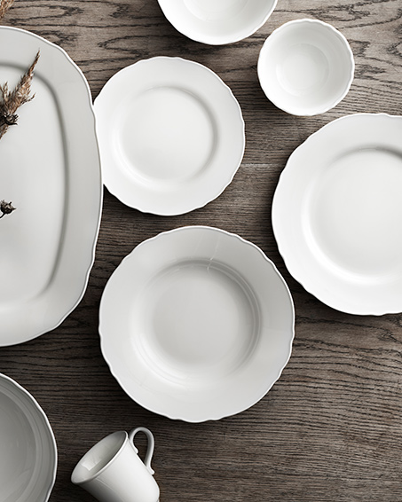 Un juego de vajilla UPPLAGA de 18 piezas sobre una mesa