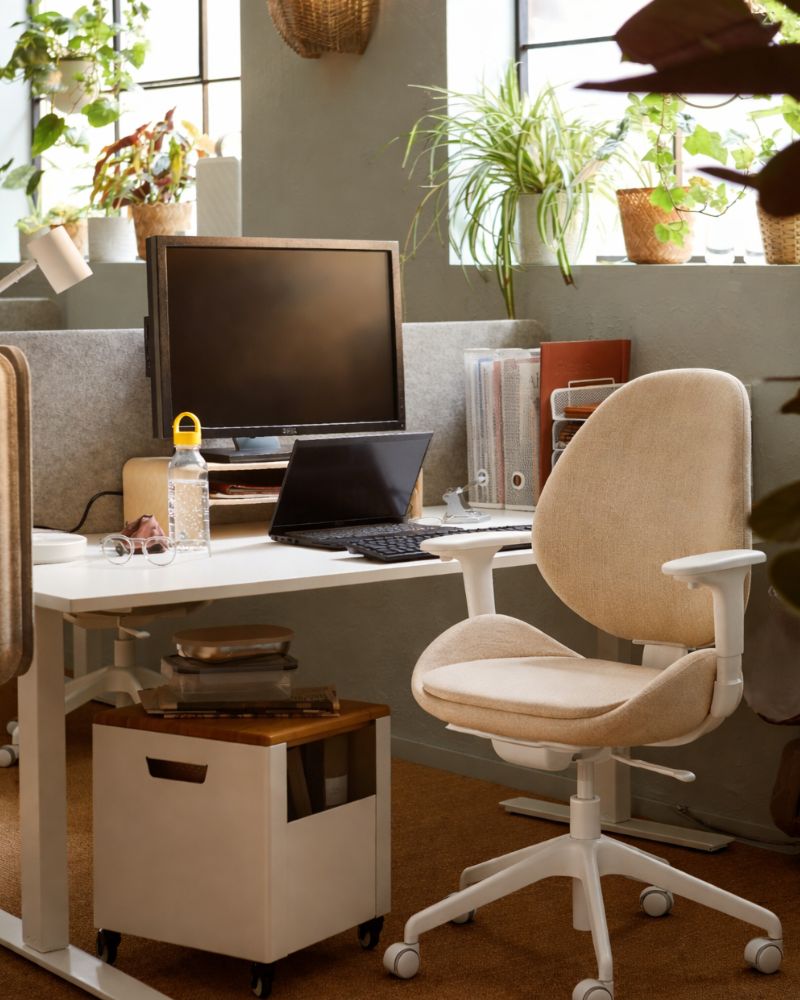 Cozy workstation with warm tones featuring HATTEFJÄLL chair, TROTTEN desk and NYMÅNE lamp, complemented by LOHALS rug.