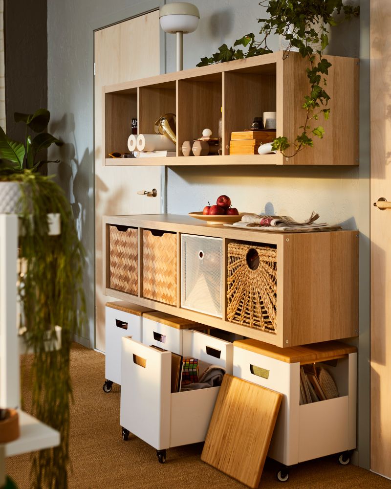 Warm storage area featuring KALLAX shelves, BULLIG boxes and BLÅSVERK lamp, finished with the LOHALS rug.