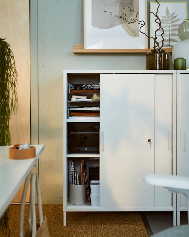 Organized corner with TROTTEN cabinet, MOSSLANDA shelf and KONSTFULL vase, complemented by the LOHALS rug.