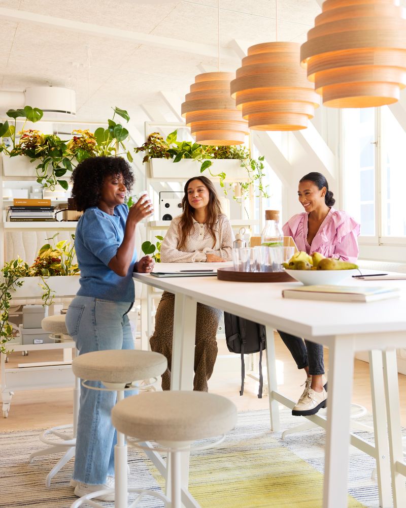 Bright collaborative area featuring MITTZON table, LIDKULLEN stools and DYKARKLOCKA/HAVSDJUP lamps for a dynamic setting.