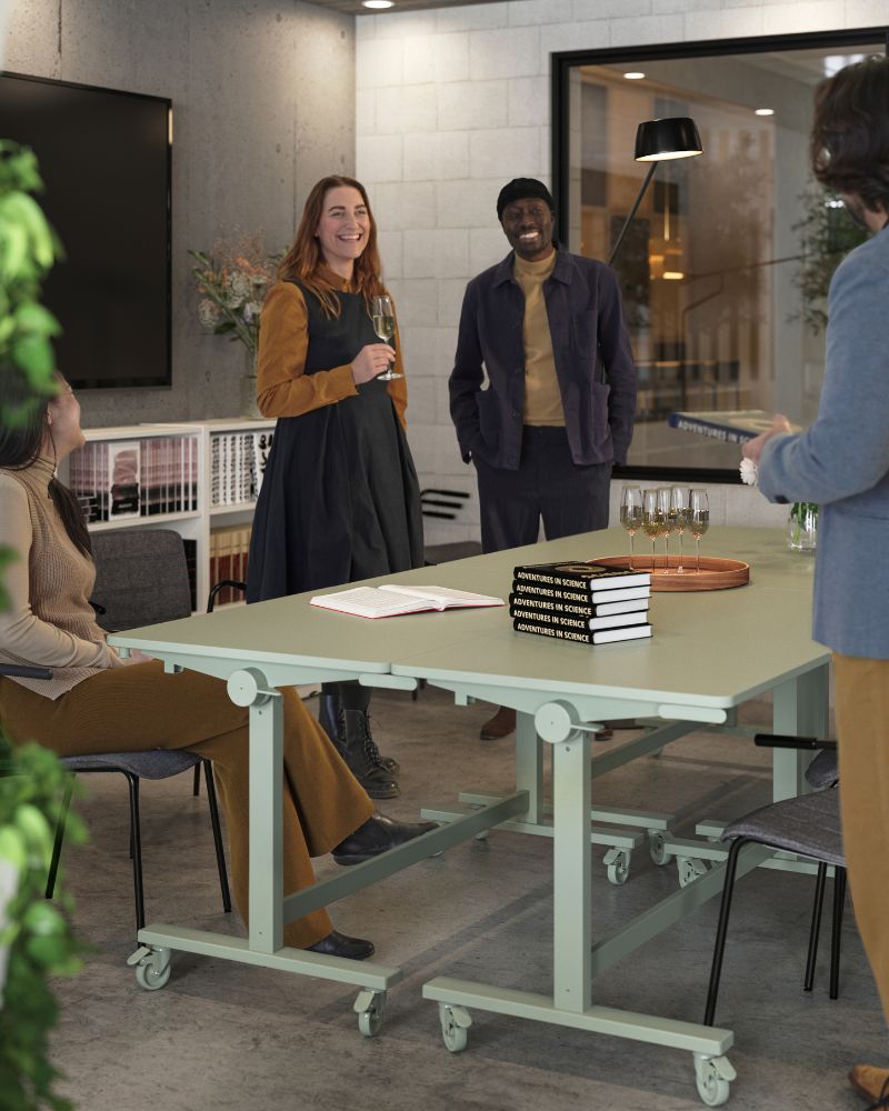 Flexible meeting room featuring the foldable MITTZON table, ideal for dynamic spaces and quick setups.