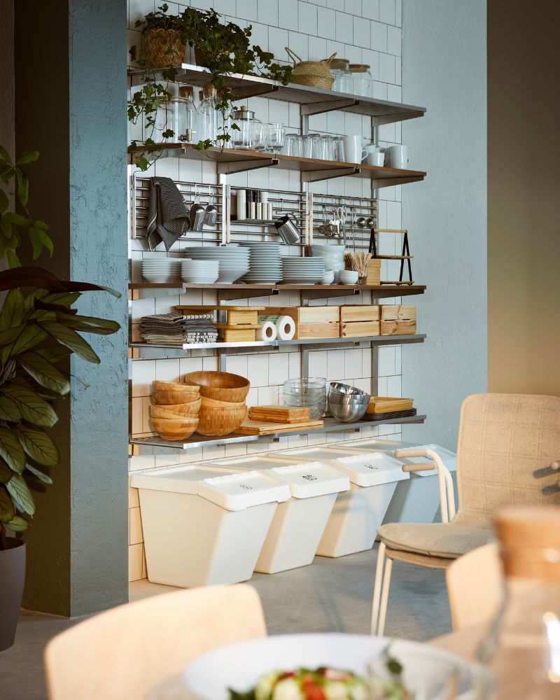 Organized kitchen area with KUNGSFORS rails, BLANDA bowls and IKEA 365+ dinnerware, creating a practical and accessible space.