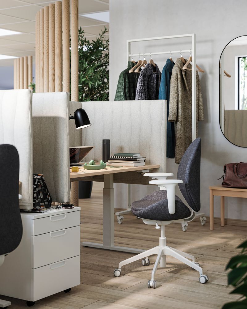 Private workspace with MITTZON acoustic panel, HATTEFJÄLL chair and MITTZON height‑adjustable desk, paired with LINDBYN mirror.