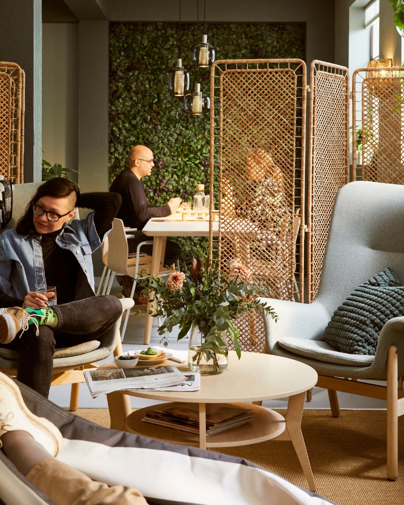 Cozy lounge area featuring TOLKNING screens, VEDBO armchairs and LISABO/JAKOBSFORS tables, complemented by LOHALS rugs.