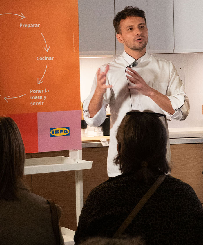 The chef and a woman demonstrating the KLIPPKAKTUS refrigerator boxes.