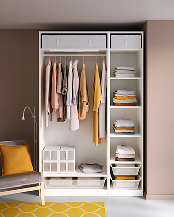 Hombre descansando plácidamente en una cama de madera clara con colchón firme, frente a una ventana luminosa en un ambiente sereno y natural.