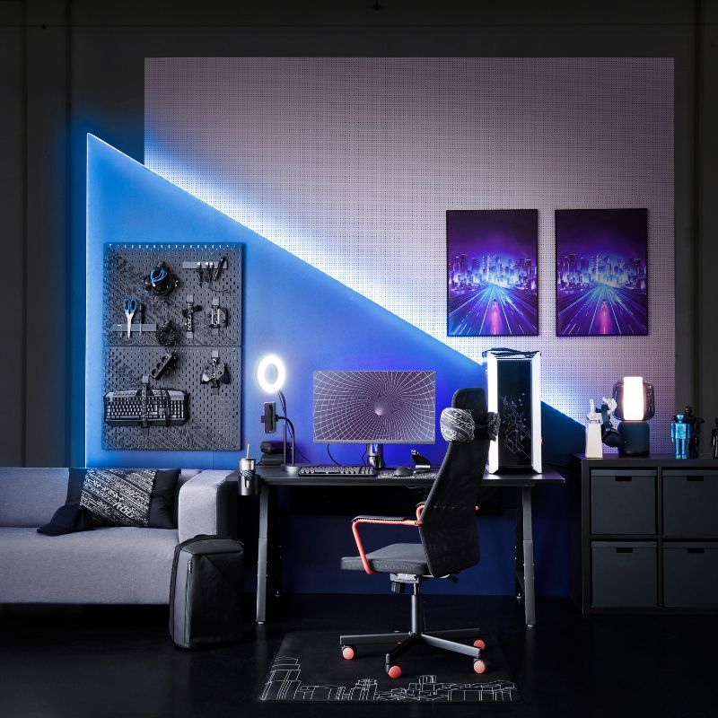 Sala gaming: escritorioUPPSPEL, luces azules, MATCHSPEL Silla gaming,, monitores.