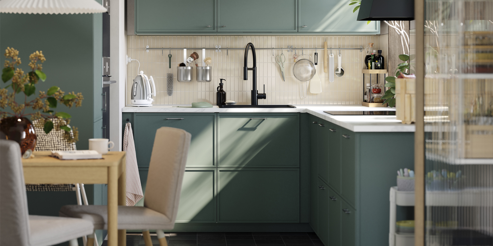 Una cocina pequeña cuenta con armarios bajos, altos y de encimera que llegan hasta el techo, y hay una mesita con una silla.