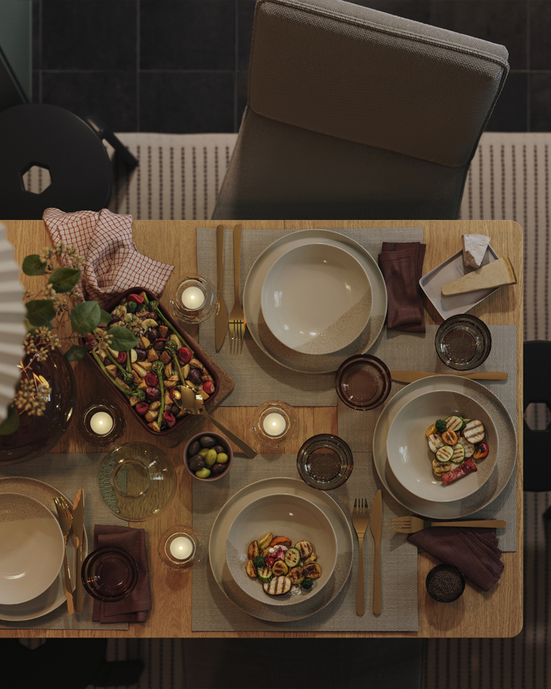 La mesa extensible TONSTAD está extendida con el tablero de almacenamiento integrado y tiene sillas a juego y taburetes IBBARBO junto a ella.