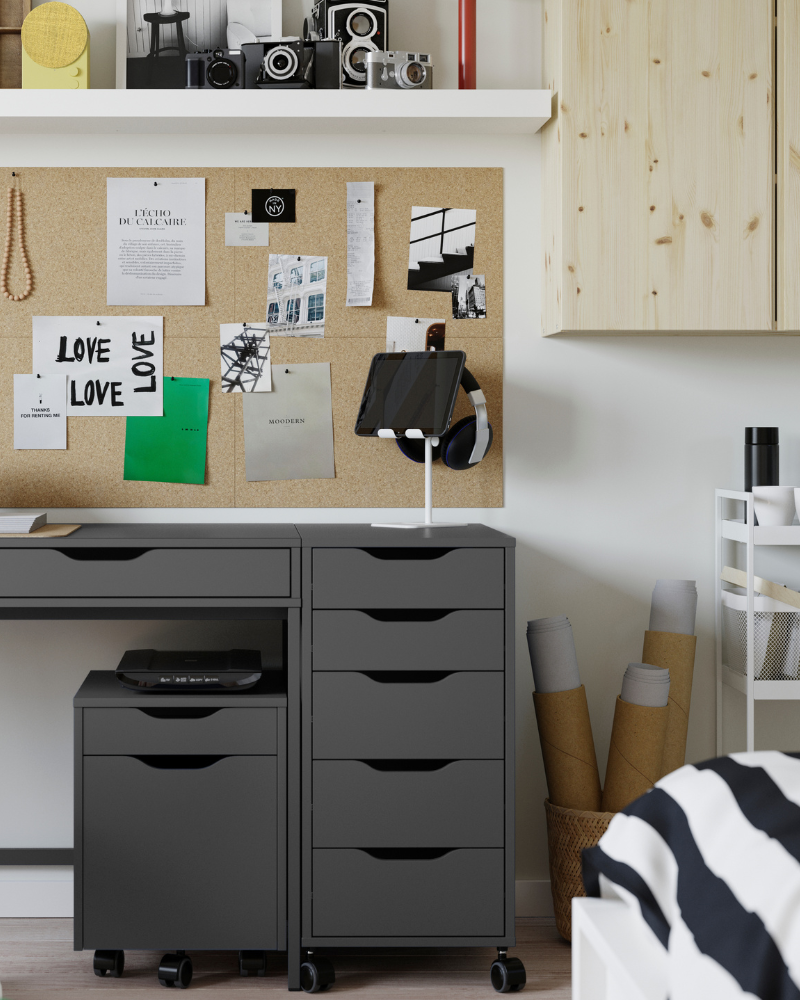 Espacio de estudio con escritorio y cajoneras ALEX, armario IVAR y tablero FLÖNSA, con soporte HAVREHOJ y canastas RISATORP.