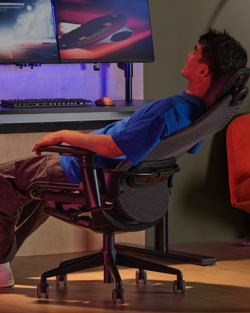 Set‑up gamer con escritorio MÅLOMRÅDE y silla BÄSTBOLL, acompañado de un diseño moderno con pantallas y luz ambiental.