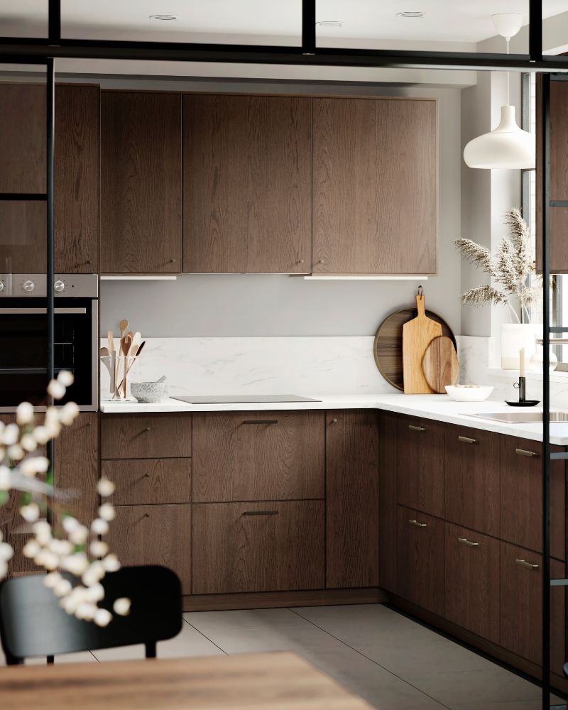 Cocina elegante con gabinetes METOD, cajones MAXIMERA, barra KASKER y fregadero VRESJÖN en madera oscura.