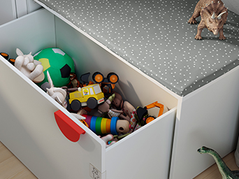 Banco con almacenaje con el cajón abierto y juguetes dentro