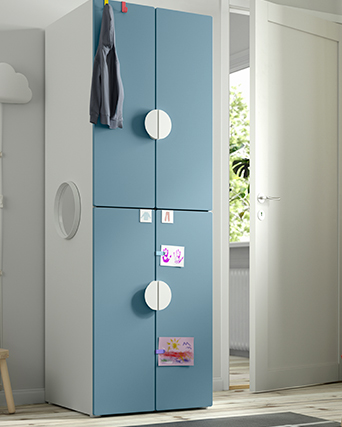 Armario solitario de puertas azules colocado en habitación infantil