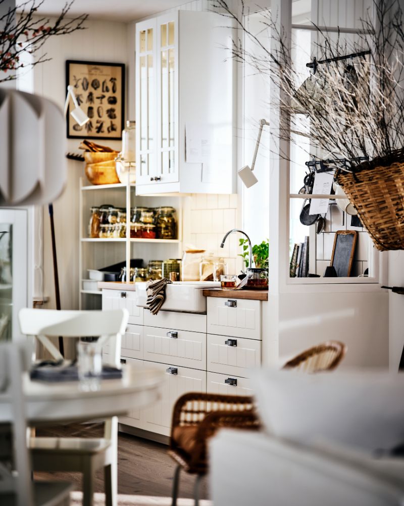 Alacena con varios implementos