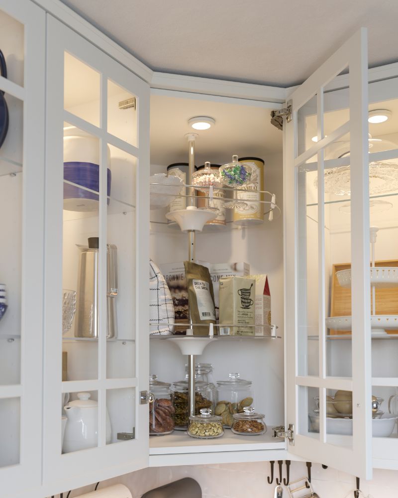 Alacena con varios implementos