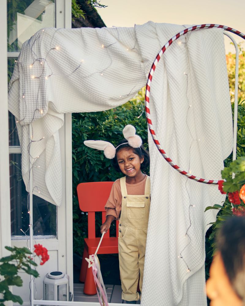 La iluminación a pilas apta para exteriores es perfecta para dar un ambiente acogedor a tu balcón o jardín.
