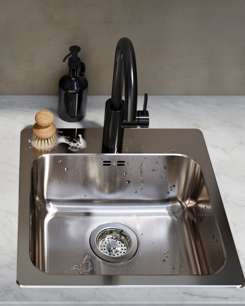 Zona de fregadero moderna con grifo extensible IKEA SALLSJÖN, fregadero LÅNGUDDEN, barra KASKER y dosificador VÄLVÅRDAD.