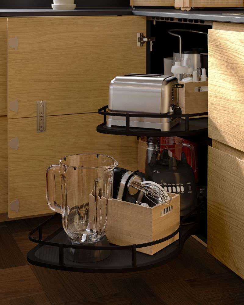 Gabinete de esquina funcional con armario IKEA METOD equipado con accesorio extraíble UTRUSTA para almacenamiento práctico.