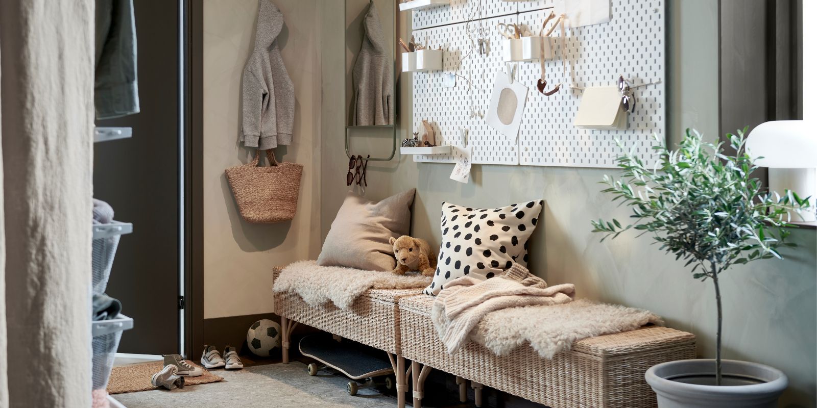 Inviting entryway with TOLKNING storage bench, TOFTLUND rugs, SKÅDIS pegboard, DEJSA table lamp and ROSENROBINIA curtains.