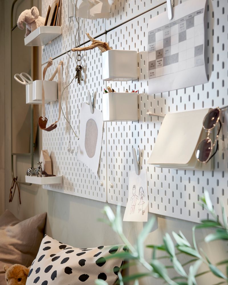 Creative entryway with SKÅDIS pegboard combination, elastic cords and ODDNY and SANELA cushion covers.