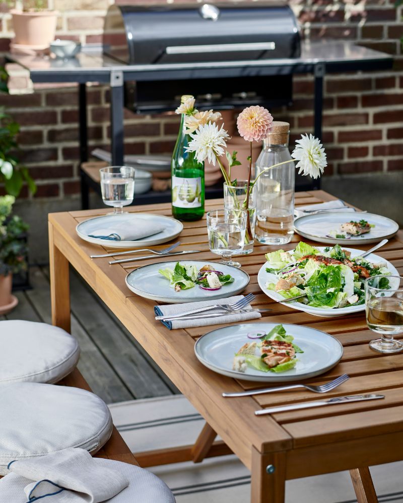 Dinnig with plates in the yard