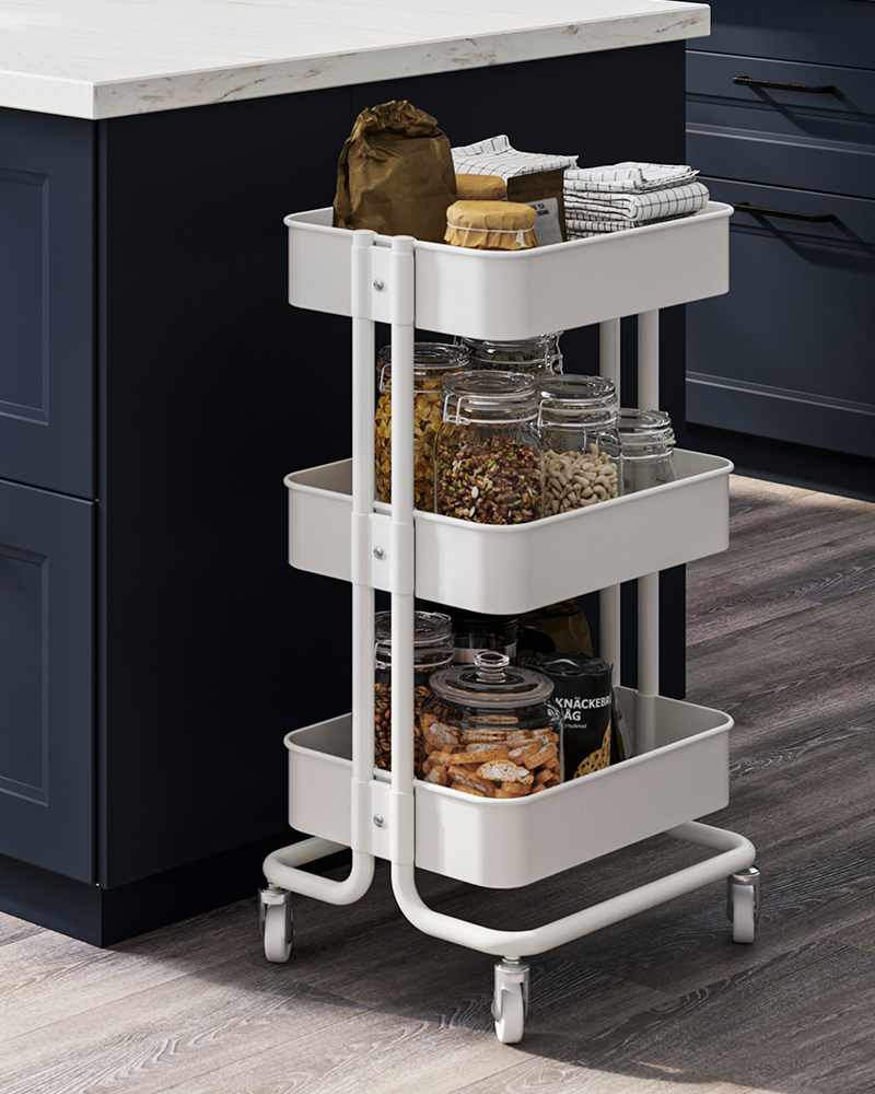 Un carrito de cocina  RÅSKOG blanco y varios francos de cristal con tapa KORKEN