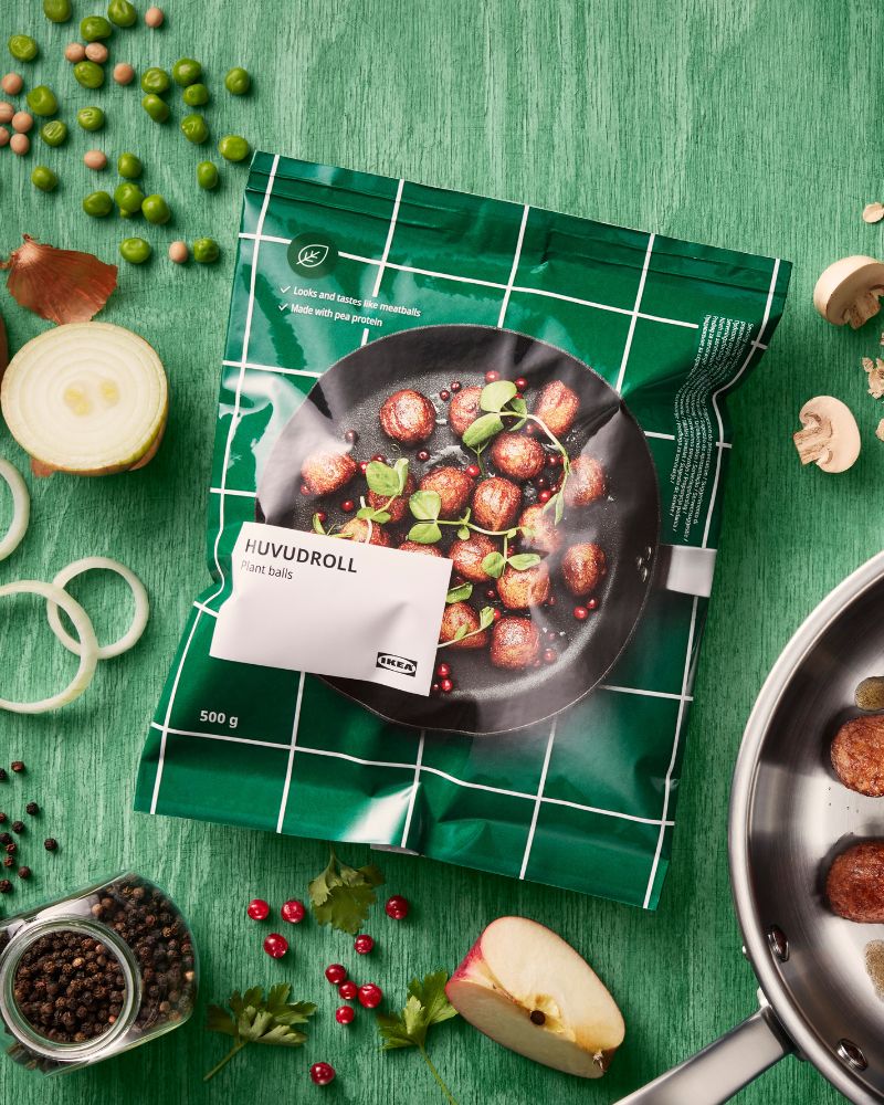 Modern kitchen with savory touch featuring IKEA 365+ sauté pan and HUVUDROLL vegetable meatballs, fresh and ready to enjoy.