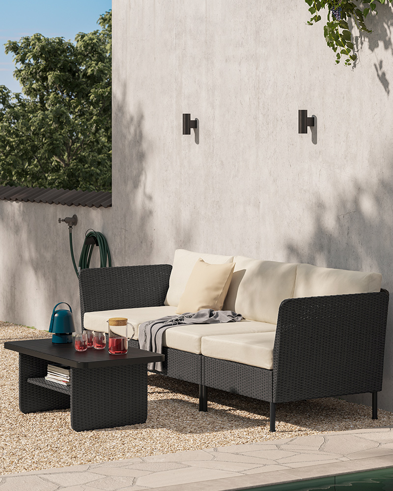 Muebles de exterior VITTSKÄR de tres plazas con un cojín HEDSÄV y una manta HOLMVI, junto con una lámpara de pared GRÖNSPRÖT.