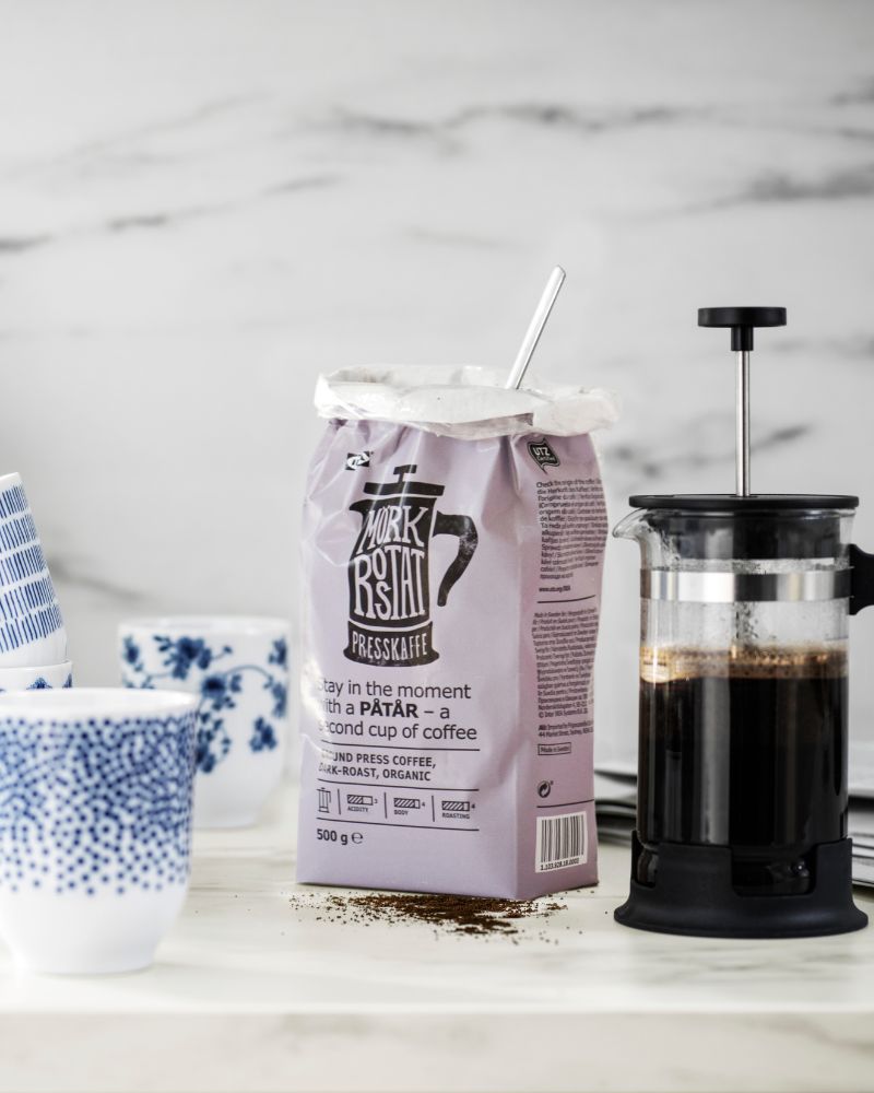 Encimera luminosa de café con café molido PÅTÅR, cafetera UPPHETTA y taza ENTUSIASM.