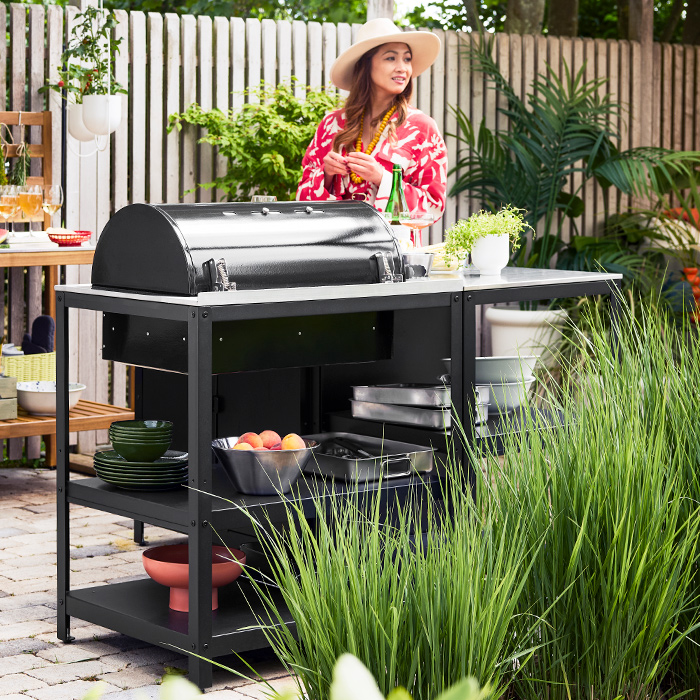 Unidad de parrilla GRILLSKÄR con cuenco PELARKAKTUS, bandeja KONCIS, cuenco VARDAGEN y gabinete de parrilla GRILLSKÄR, con una chica torpe.