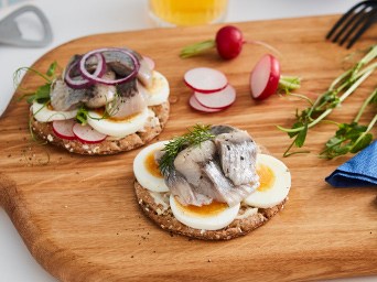 Plato de SILL DILL sobre una tabla de cortar ARTISTISK.