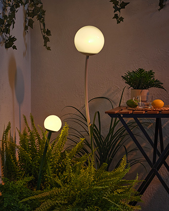 Las lámparas solares de suelo SOLVINDEN con una mesa plegable TÄRNÖ.
